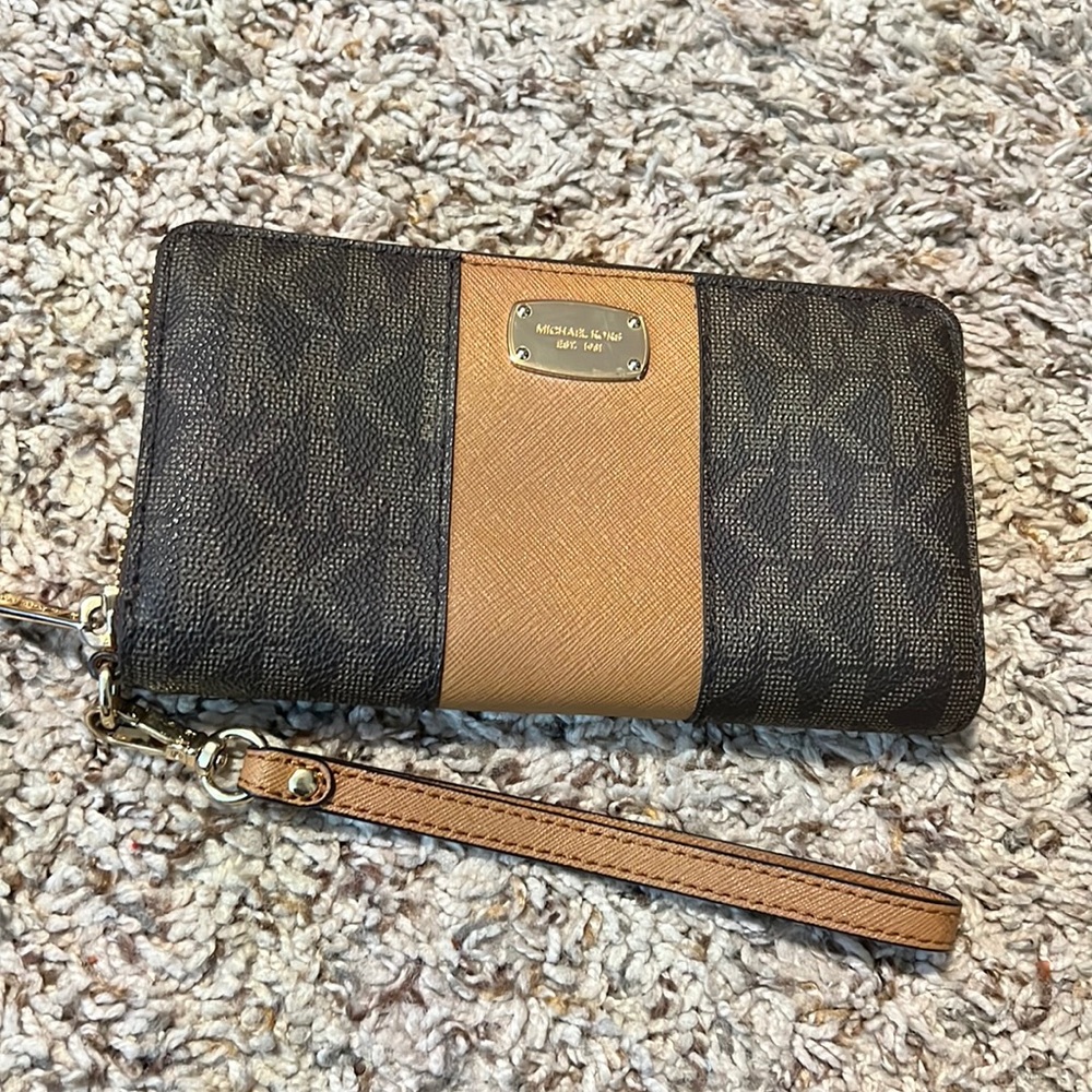 Michael Kors wristlet wallet